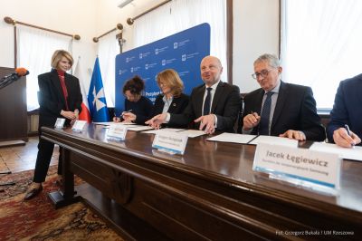 Zdjęcie z konferencji podczas której podpisana została umowa dot. utworzenia Rzeszowskiego Centrum ElektroEkologii. Fot. Grzegorz Bukała, Urząd Miasta Rzeszowa